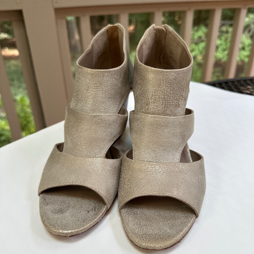 Donald Pliner Jenkin wedge heels, Women’s size 7M, metallic silver/gold